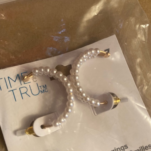 Jewellery bundle doubled necklace with ring attached and pearl earrings. New - Picture 2 of 2